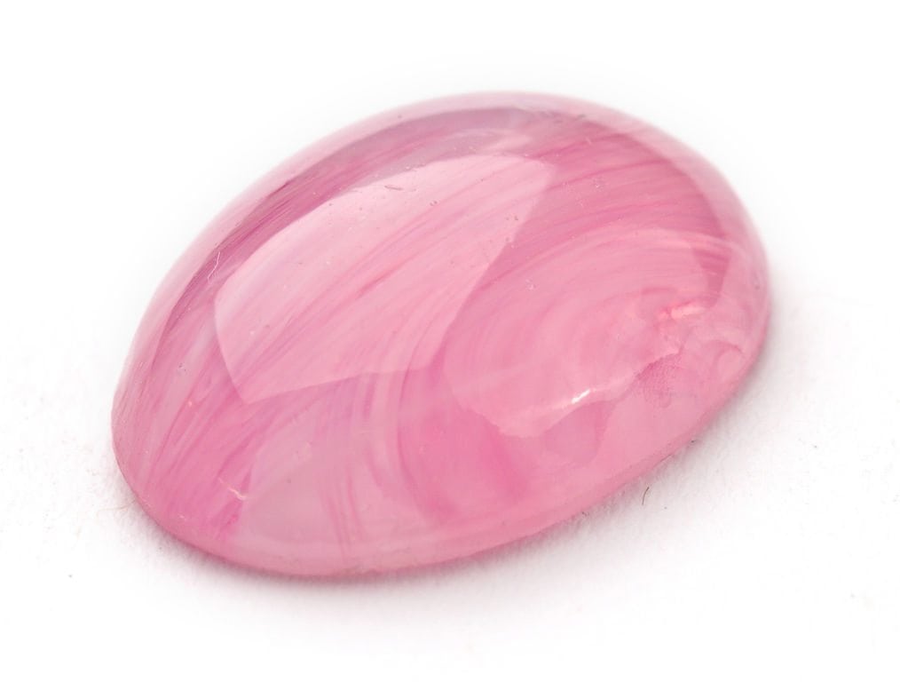 what makes rose quartz pink