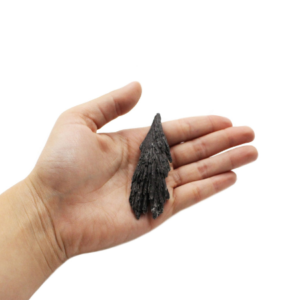Kyanite noire brute
