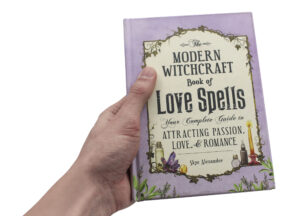 Livre “The Modern Witchcraft Book of Love Spells” (Version anglaise seulement)