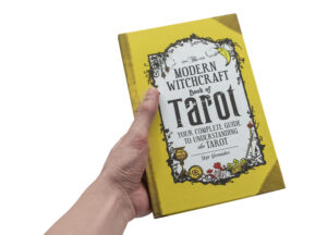 Livre “The Modern Witchcraft Book of Tarot” (version anglaise seulement)