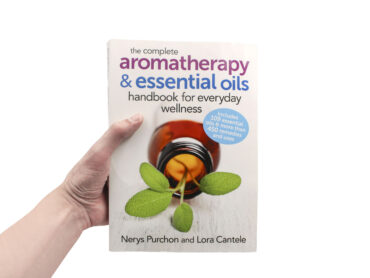 The complete aromatherapy & essential oils - Crystal Dreams