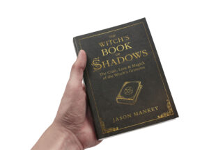 Livre “The Witch’s Book of Shadows” (version anglaise seulement)