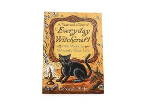 Livre “A Year and a Day of Everyday Witchcraft” (version anglaise seulement)
