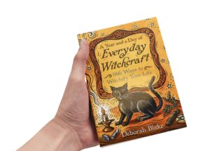 Livre “A Year and a Day of Everyday Witchcraft” (version anglaise seulement)