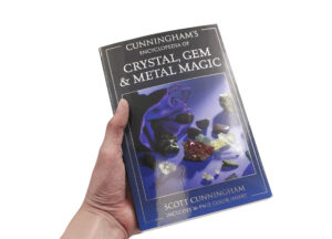 Livre “Cunninghams Encyclopedia of Crystal Gem & Metal Magic” (version anglaise seulement)