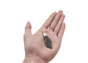 Pendentif en kyanite noire brute couleur argent