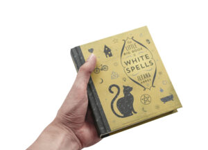 Livre “The Little Big Book of White Spells” (version anglaise seulement)