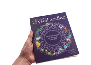 Livre “Crystal Zodiac” (version anglaise seulement)