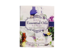 Livre “Mixing Essential Oils for Magic” (version anglaise seulement)