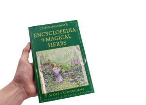 Livre “Cunningham’s Encyclopedia of Magical Herbs” (version anglaise seulement)