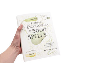 Livre “The Element Encyclopedia of 5000 Spells” (version anglaise seulement)