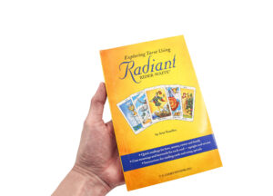Livre “Exploring Tarot Using Radiant Rider-Waite” (version anglaise seulement)