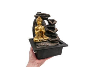 Fontaine d’eau avec Bouddha doré en méditation