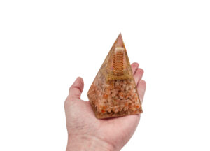 Pyramide d’orgone nubienne – Pierre de soleil (haute)