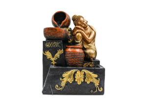Fontaine d’eau avec Bouddha doré et pots orange