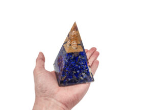 Pyramide d’orgone nubienne – Lapis lazuli (haute)