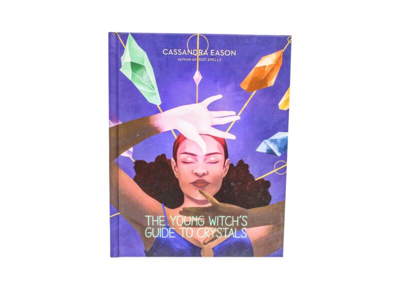 Livre “The Young Witch’s Guide to Crystals” (version anglaise seulement)