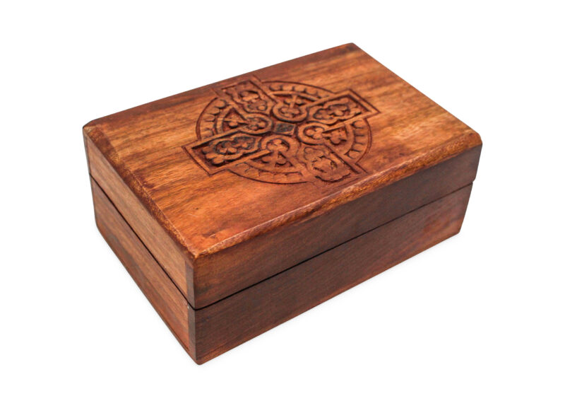Boîte en bois avec gravure de la croix celtique