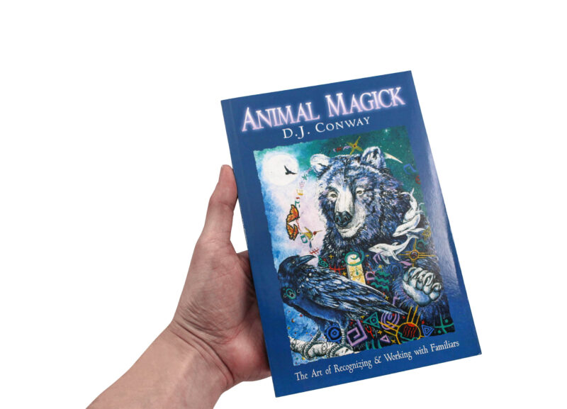 Livre “Animal Magick: The Art of Recognizing and Working with Familiars” (version anglaise seulement)
