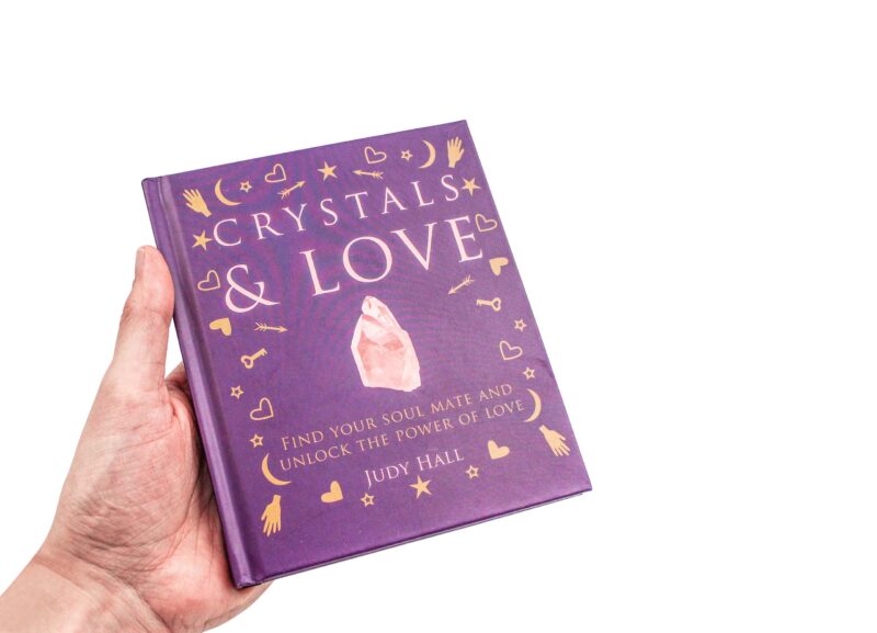 Livre “Crystals & Love: Find Your Soul Mate And Unlock The Power Of Love” (version anglaise seulement)