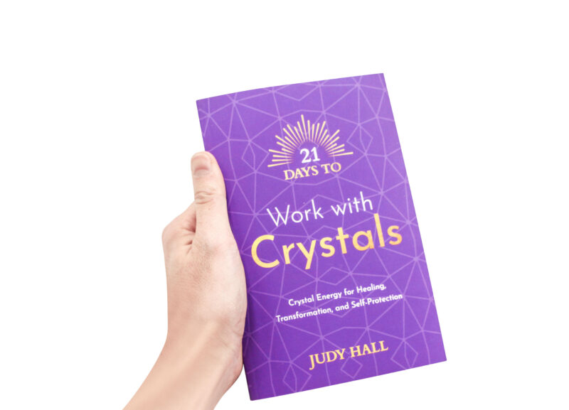 Livre “21 Days to Work with Crystals” (version anglaise seulement)