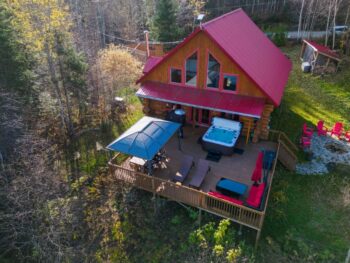Private dock with lake access at a St-Donat vacation rental.