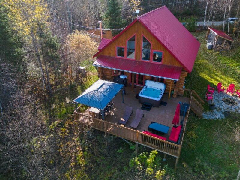 Private dock with lake access at a St-Donat vacation rental.