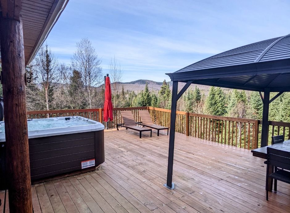 Private dock with lake access at a St-Donat vacation rental.